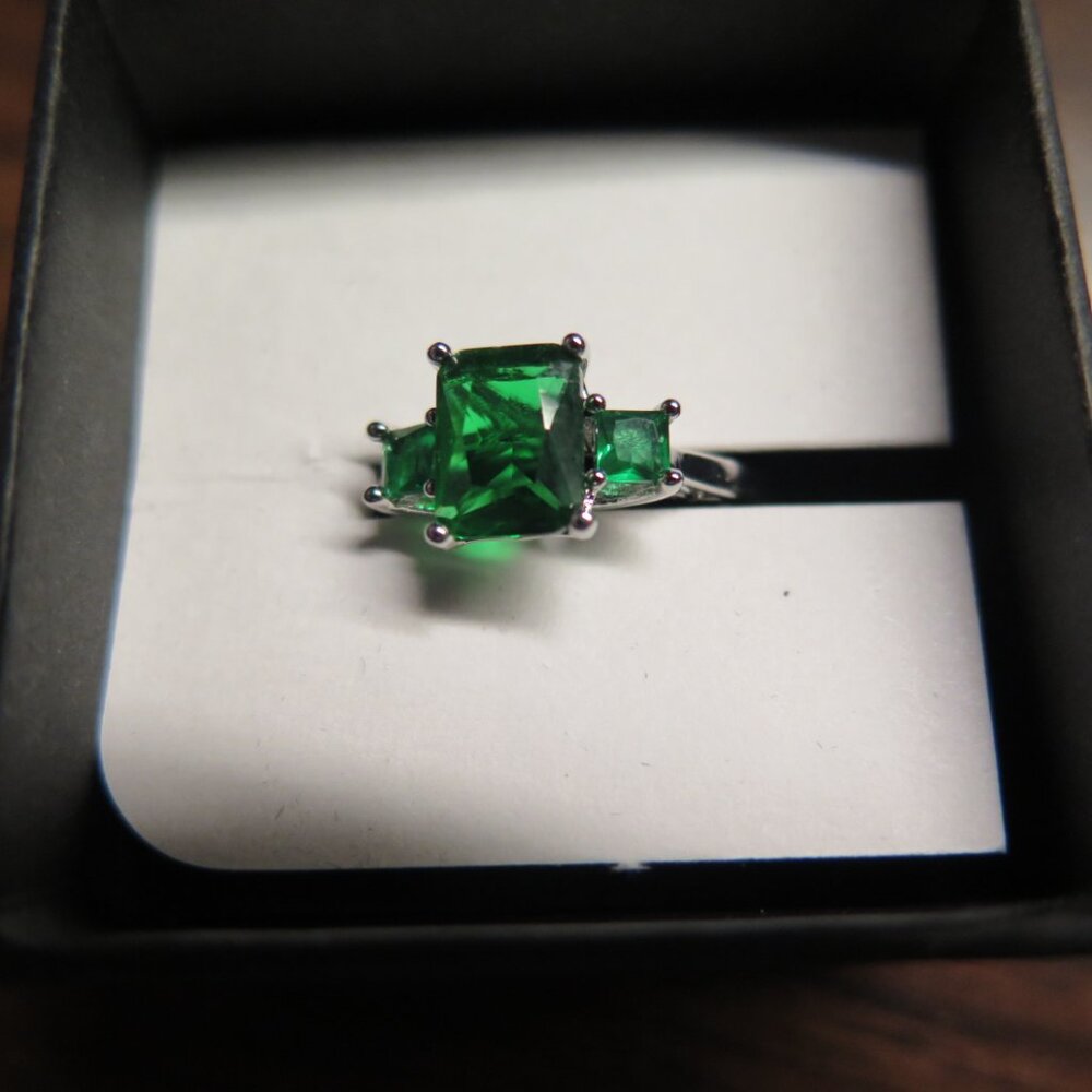 NEW 3 Stone Green Emerald Cut Silver plated size 7 Ring CZ bomb